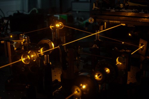 The optical set-up used in the experiments. Two light beams were created by two lasers and were shone onto a single molecule, where one laser beam acted as a gate to determine attenuation or amplification of the other. (Credit: Martin Pototschnig).